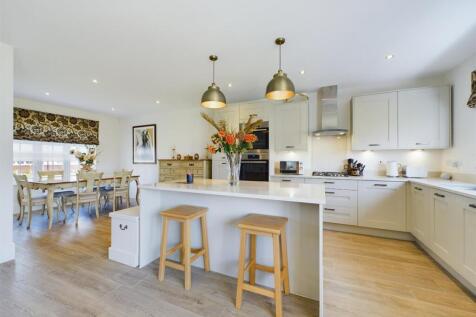 Stunning Open Plan L-Shaped Living Kitchen/Dining