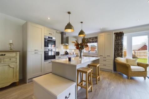Stunning Open Plan L-Shaped Living Kitchen/Dining