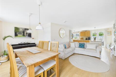 Fabulous U-Shaped Open Plan Living Space