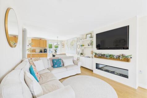 Fabulous U-Shaped Open Plan Living Space