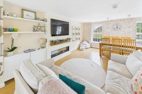 Fabulous U-Shaped Open Plan Living Space