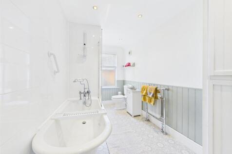 Spacious Bathroom