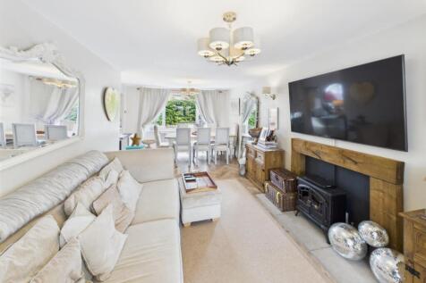 Spacious Lounge/Dining Room