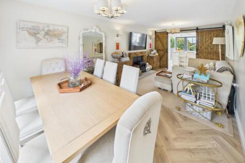 Spacious Lounge/Dining Room