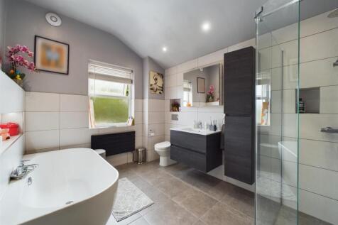 Spacious Bathroom