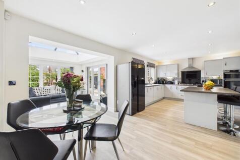 Stunning Open Plan L-Shaped Living/Dining/Kitchen