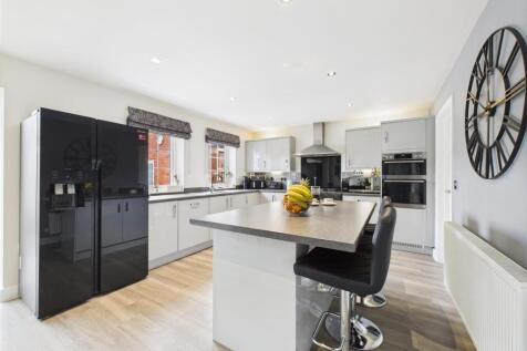 Stunning Open Plan L-Shaped Living/Dining/Kitchen