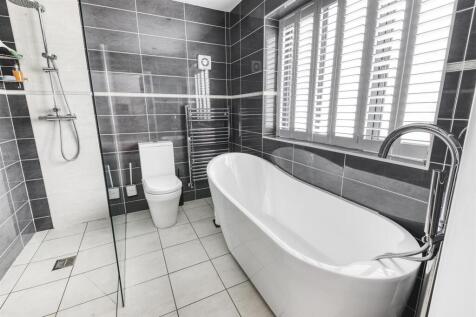 Superbly Appointed En-Suite Bathroom