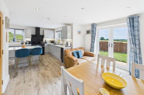 Lounge/Dining Area