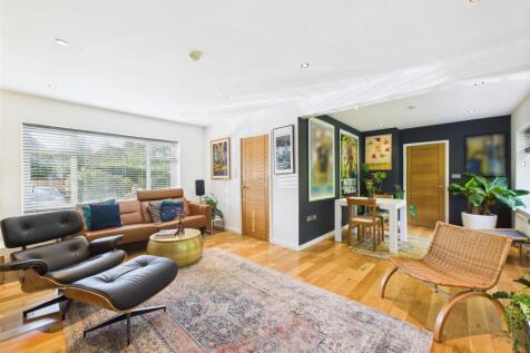 Spacious L-Shaped Lounge/Dining Room