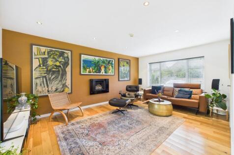 Spacious L-Shaped Lounge/Dining Room