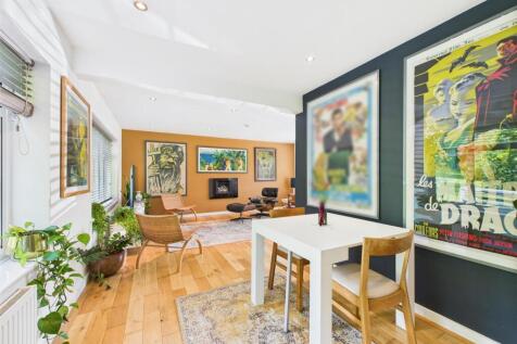 Spacious L-Shaped Lounge/Dining Room