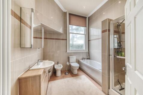 Superbly Appointed En-Suite Bathroom