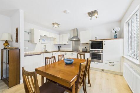 Kitchen / Dining Area