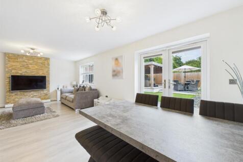 Spacious Open Plan Lounge / Dining Room