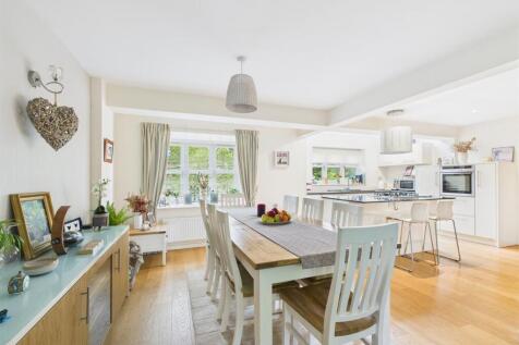 Living Kitchen/Dining Room