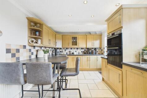 Good Sized Fitted Kitchen