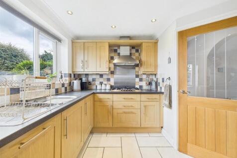 Good Sized Fitted Kitchen