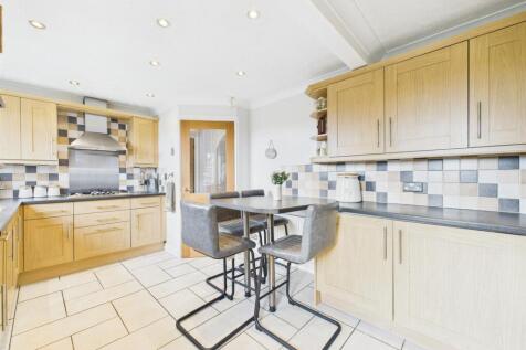 Good Sized Fitted Kitchen