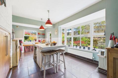 Spacious Fitted Kitchen