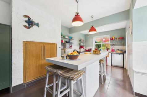 Spacious Fitted Kitchen