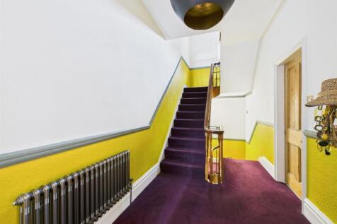 Split-Level Semi-Galleried Landing