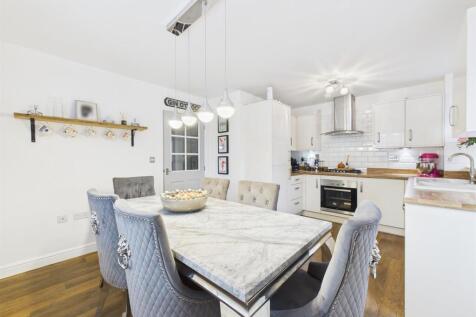 Fabulous Open Plan L-Shaped Dining Kitchen