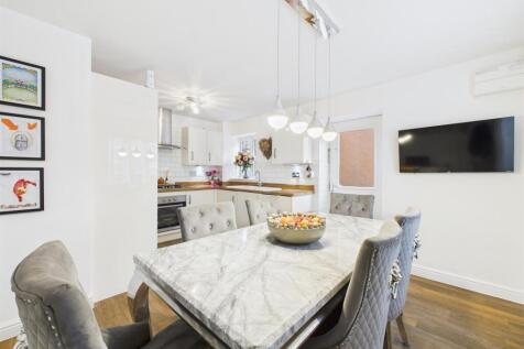 Fabulous Open Plan L-Shaped Dining Kitchen