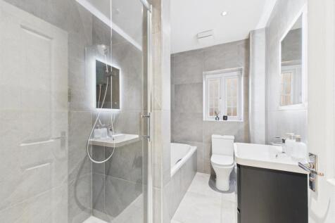 Superbly Appointed &amp; Refitted Bathroom