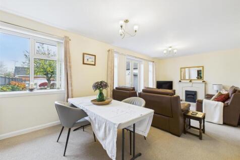 Spacious Lounge/Dining Room