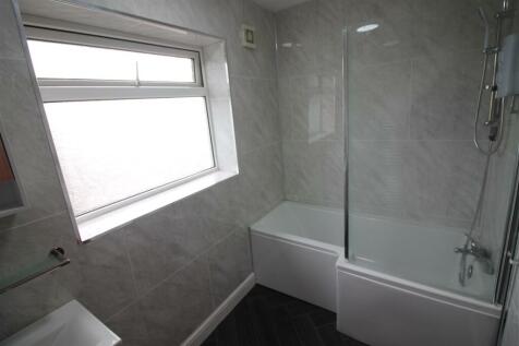 12EM- Bathroom 1.JPG