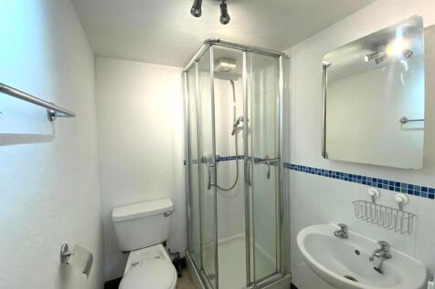 En-suite to bedroom 1