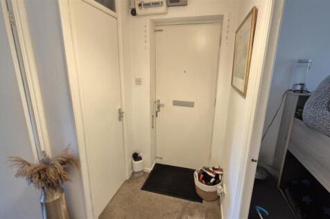 WB Lettings 47 Eeklo Place Newbury RG14 2 bed 1 ba