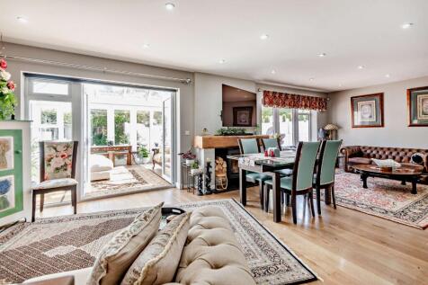 Dining/Sitting Area