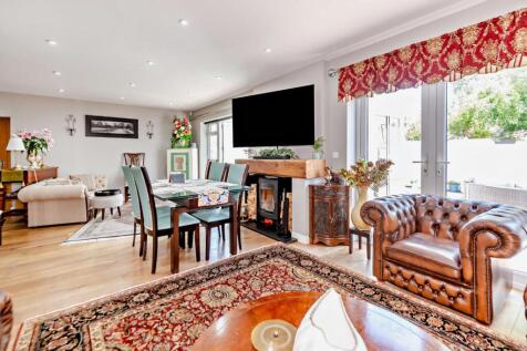 Sitting/Dining Area