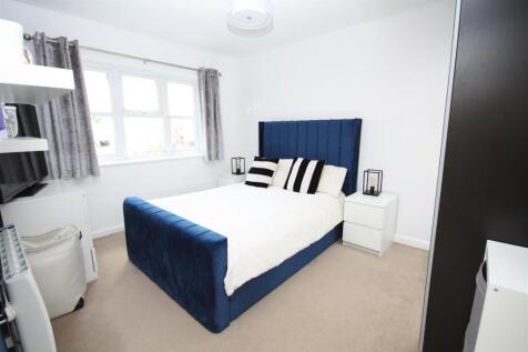 bedroom 1.JPG