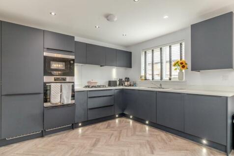 Kitchen &amp; dining room