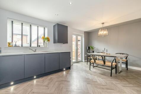 Kitchen &amp; dining room