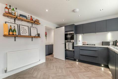 Kitchen &amp; dining room