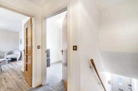 Landing- extra wide staircase