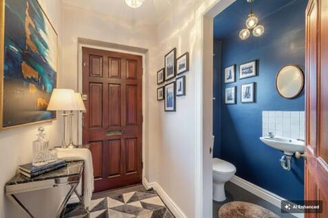 Entrance hall &amp; WC