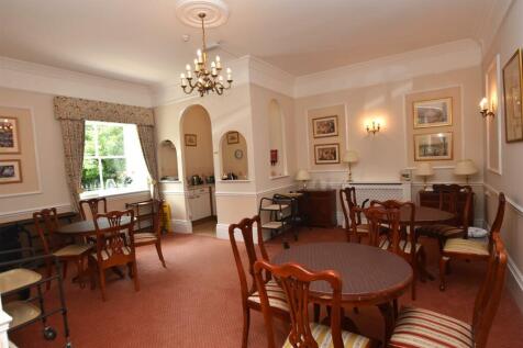 Communal Dining Room &amp; Kitchen