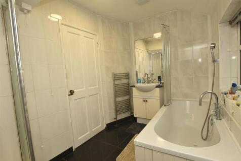 Spacious Bath/Shower Room