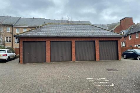 Garage in Block Close By