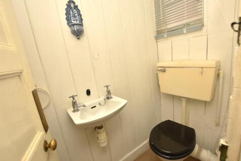 Separate WC (1st floor)
