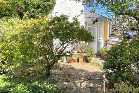 Front Garden &amp; Side Porch