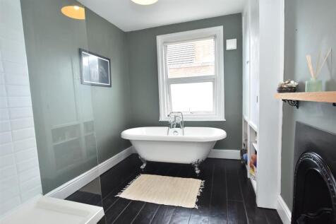 Spacious Bathroom