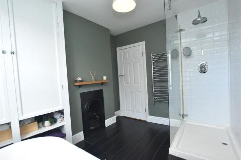 Spacious Bathroom