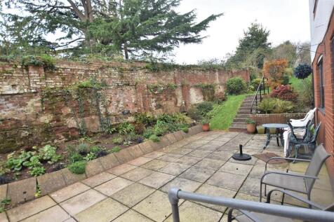 Communal Patio & Grounds