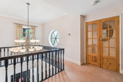 GALLERIED LANDING